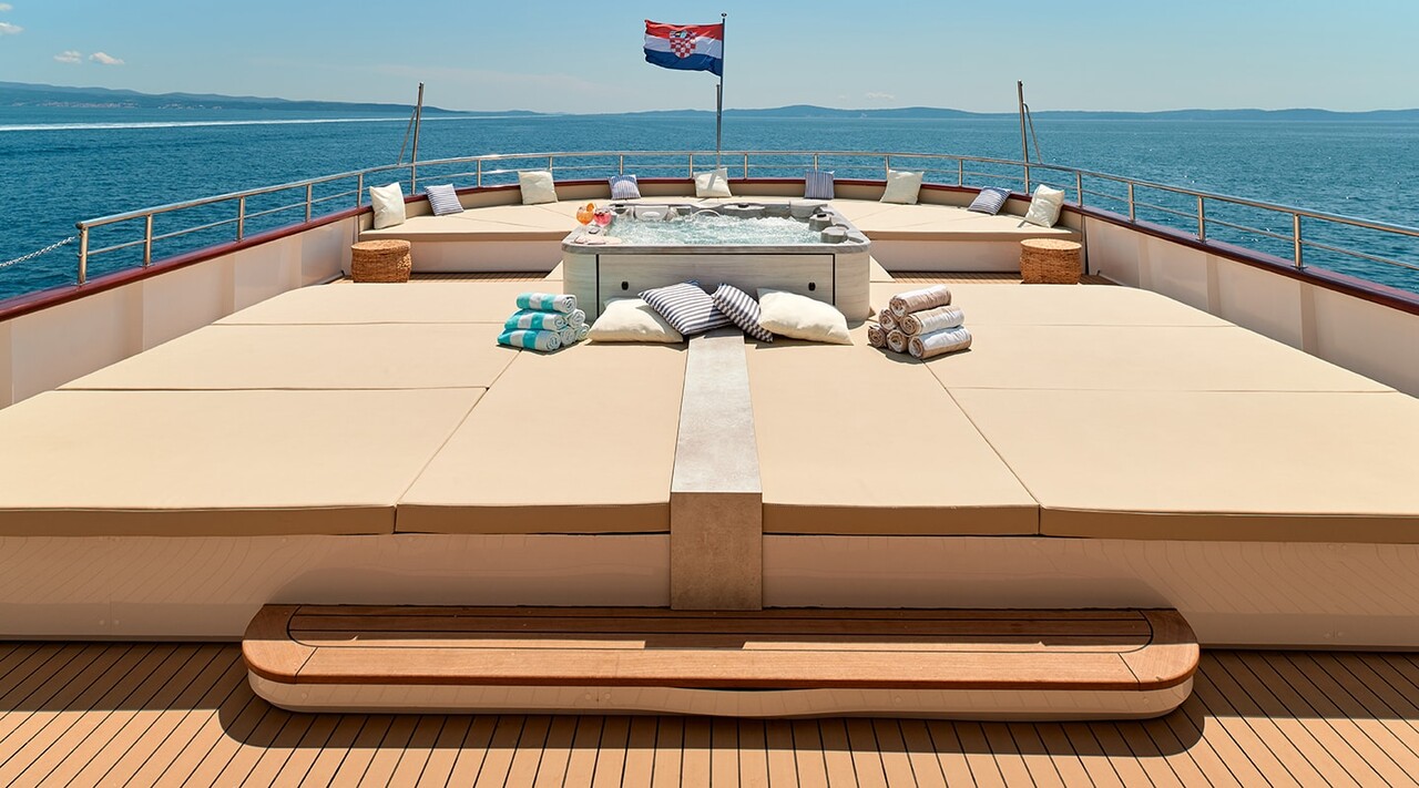 NEW Lux-Cruiser with 14 Cabins for 30 Guests! - imagen 3
