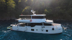 Motor Yacht - picture 2