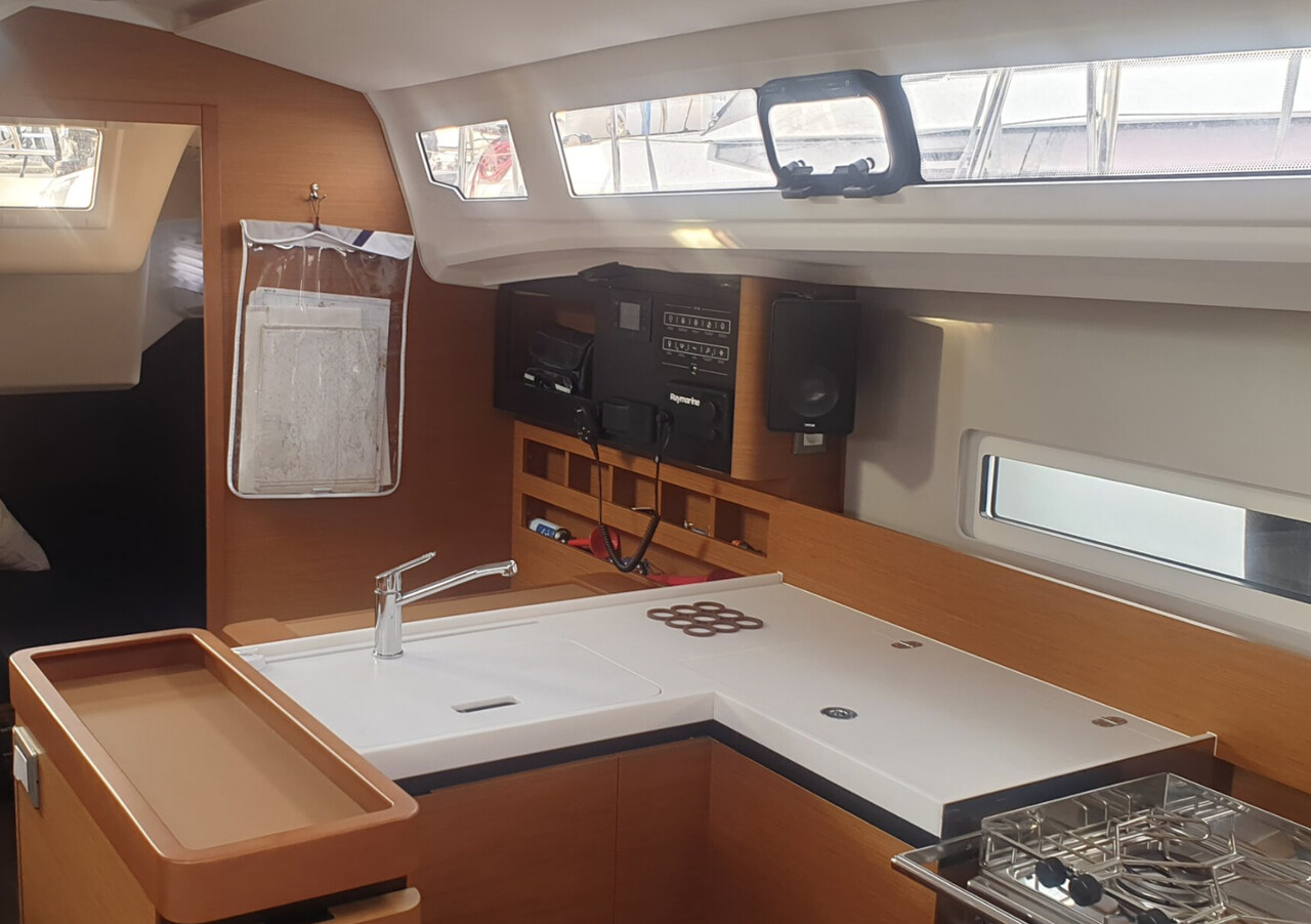 Sun Odyssey 410 Performance - picture 3